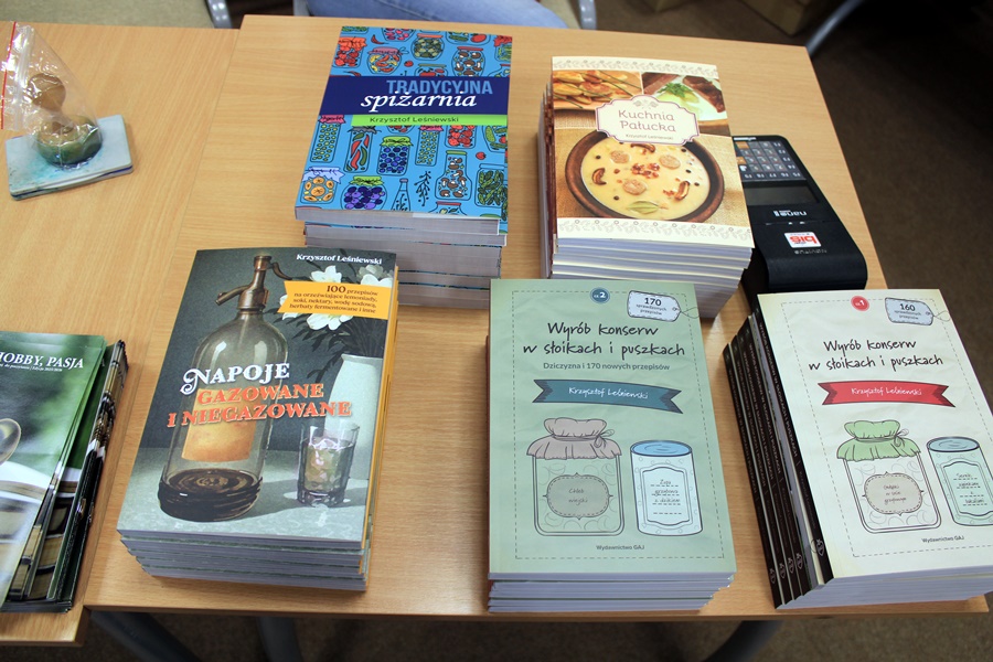 Książki autorstwa Pana Krzysztofa leżą ułożone tematycznie na stole
