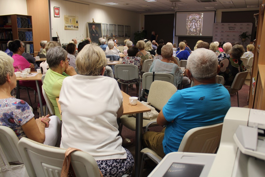 publiczność słucha prelegenta ogląda prezentacje multimedialną