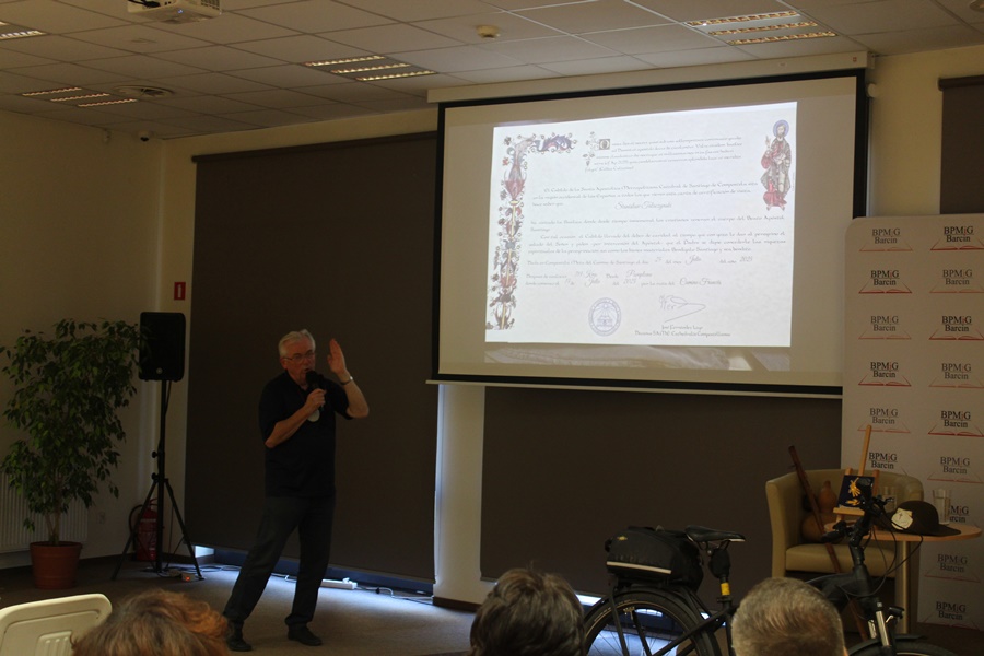 Na ekranie projektora wyświetlany jest certyfikat jaki otrzymują w miejscu docelowym pielgrzymi