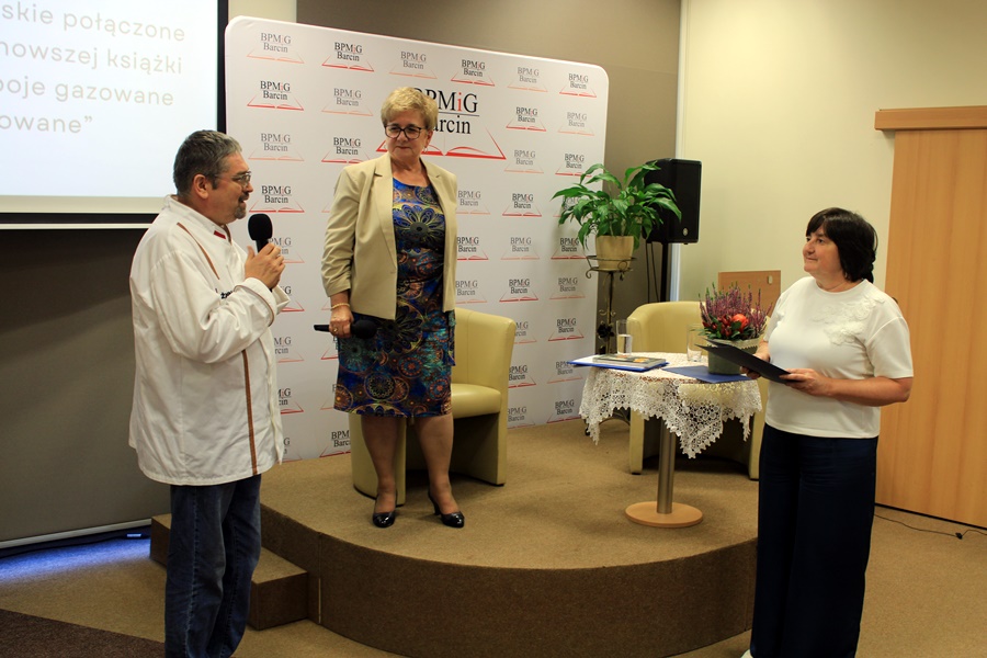 Na zakończenie spotkania dyrektorka biblioteki dziękuje autorowi i prowadzącej spotkanie emerytowanej dyrektorce