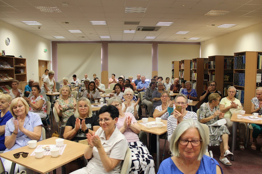 Zebrana publiczność nagradza gościa oklaskami.