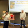 Dyrektorka biblioteki wita zgromadzaną publiczność i zaproszonego gościa