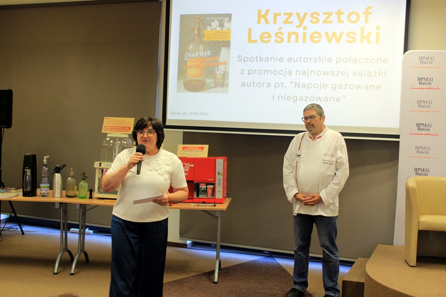 Dyrektorka biblioteki wita zgromadzaną publiczność i zaproszonego gościa