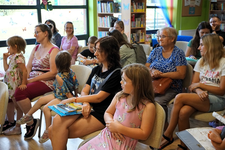 zgromadzeni uczestnicy spotkania siedzą na krzesłach