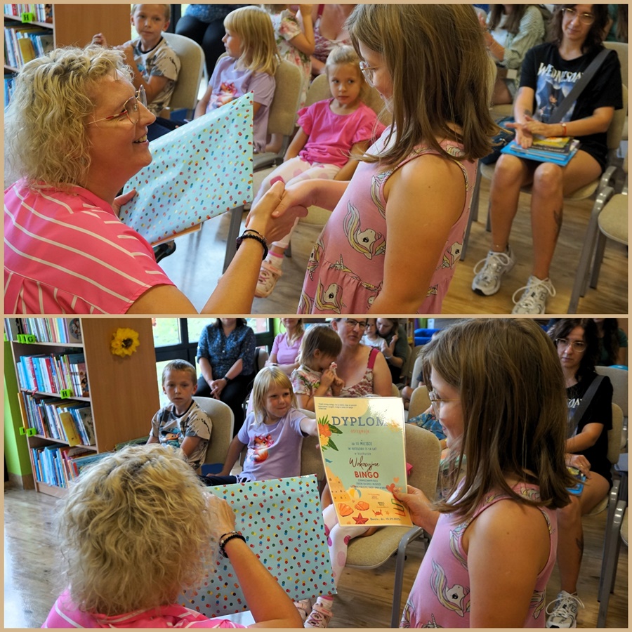 bibliotekarka wręcza dziewczynkom dyplomy i upominki