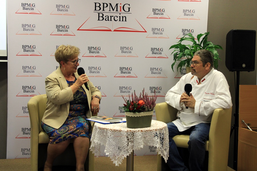 Emerytowana dyrektor biblioteki prowadzi na scenie rozmowę z zaproszonym autorem