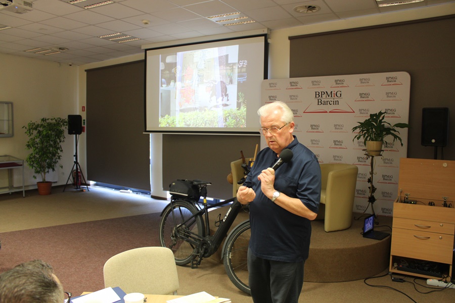 Zaproszony gość w trakcie spotkania opowiada o wyświetlanych przez projektor zdjęciach