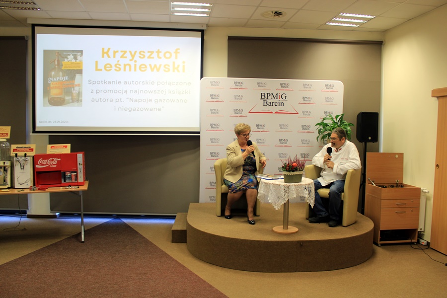 Emerytowana dyrektor biblioteki prowadzi na scenie rozmowę z zaproszonym autorem