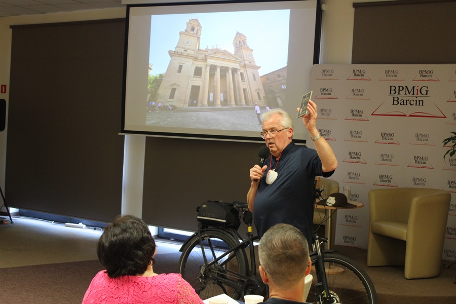 Prelegent opowiada o podróży i pokazuje przywiezione z niej pamiątki