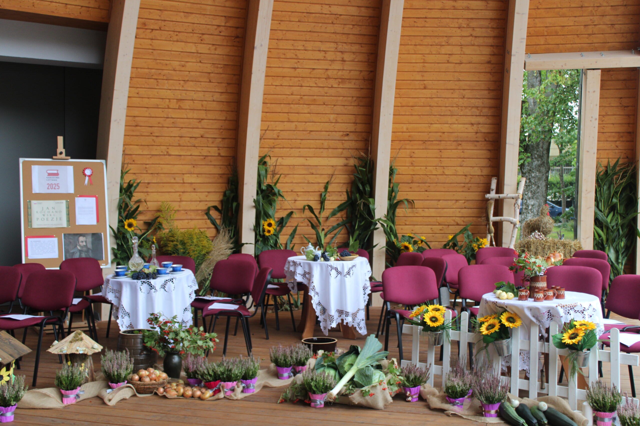 Przygotowana do wydarzenia scena, dekoracje i miejsca dla czytających osób