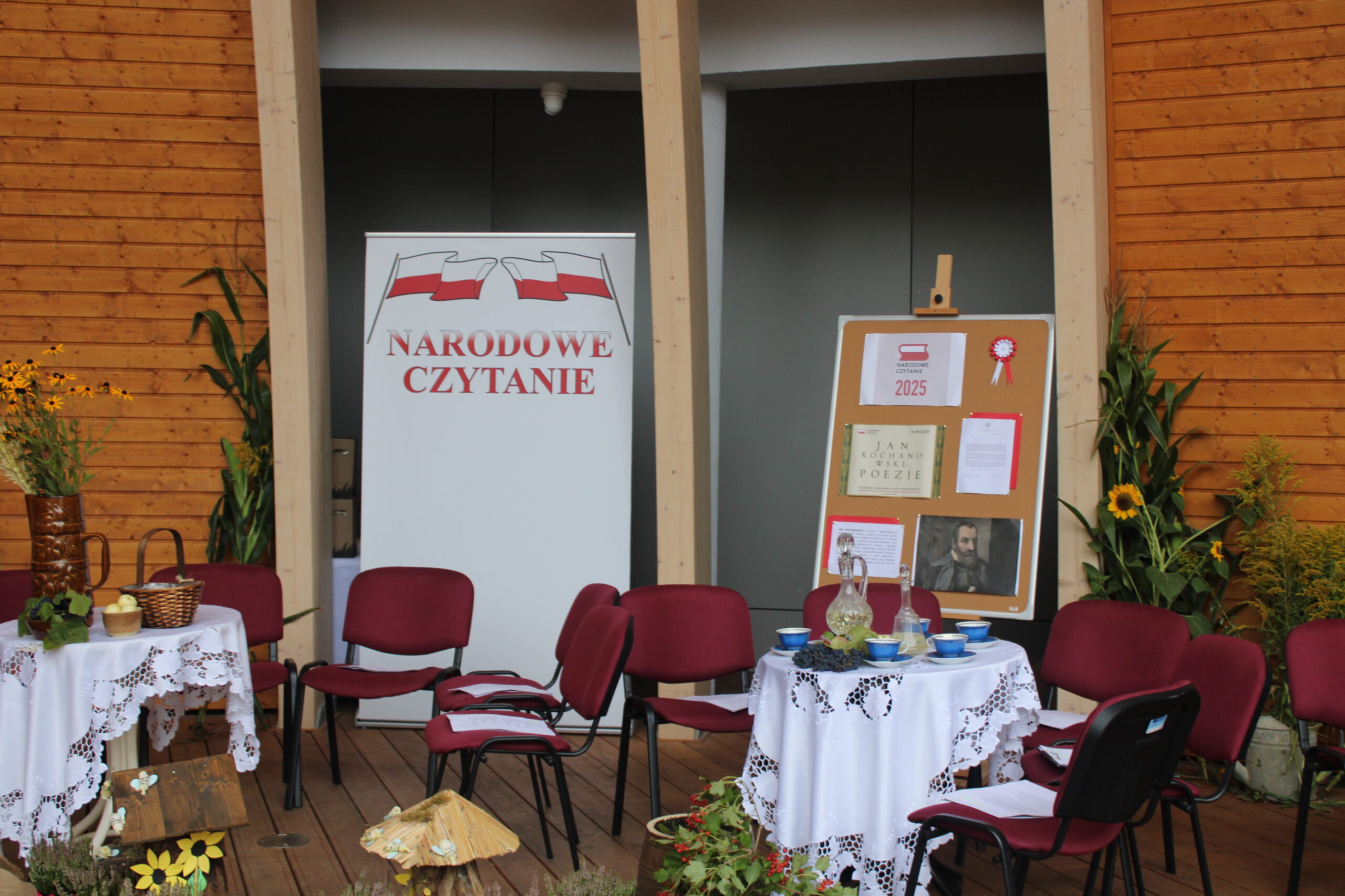 Przygotowana do wydarzenia scena, dekoracje i miejsca dla czytających osób