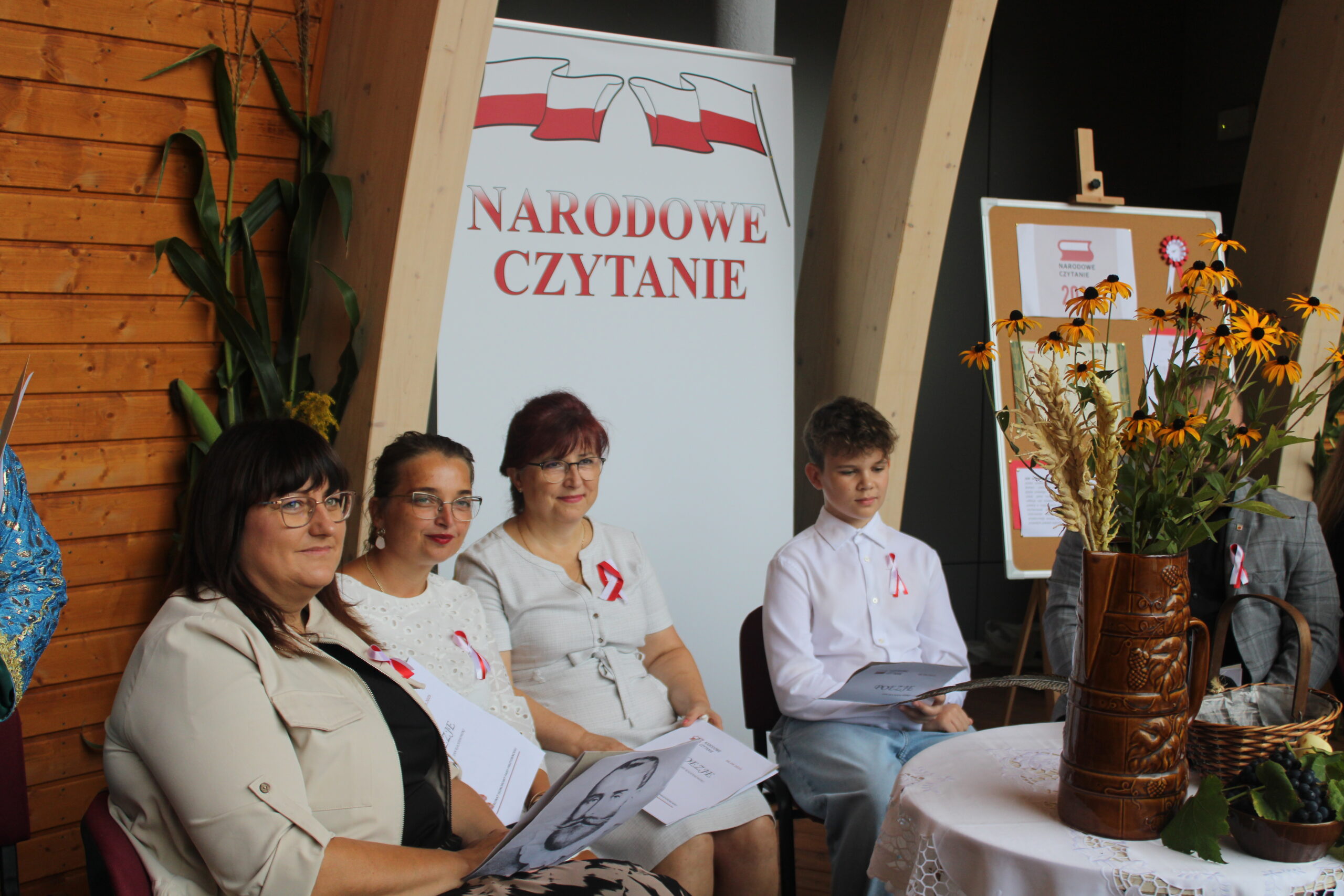 kilka osób biorących udział w wydarzeniu siedzi przed widownią i czeka na swoją kolej