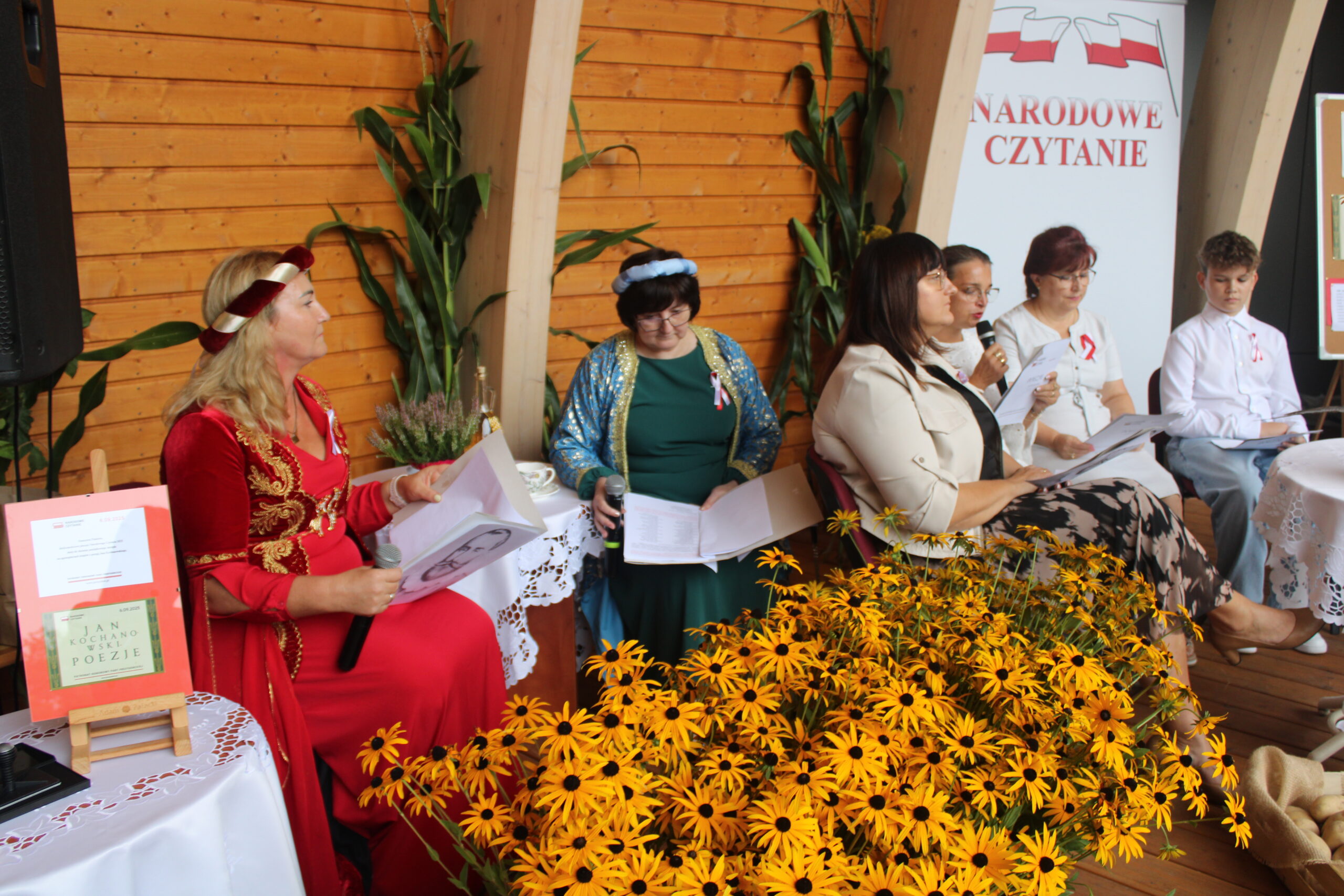 prowadzące wydarzenie dyrektorki zespołu szkół i biblioteki czytają przygotowany tekst