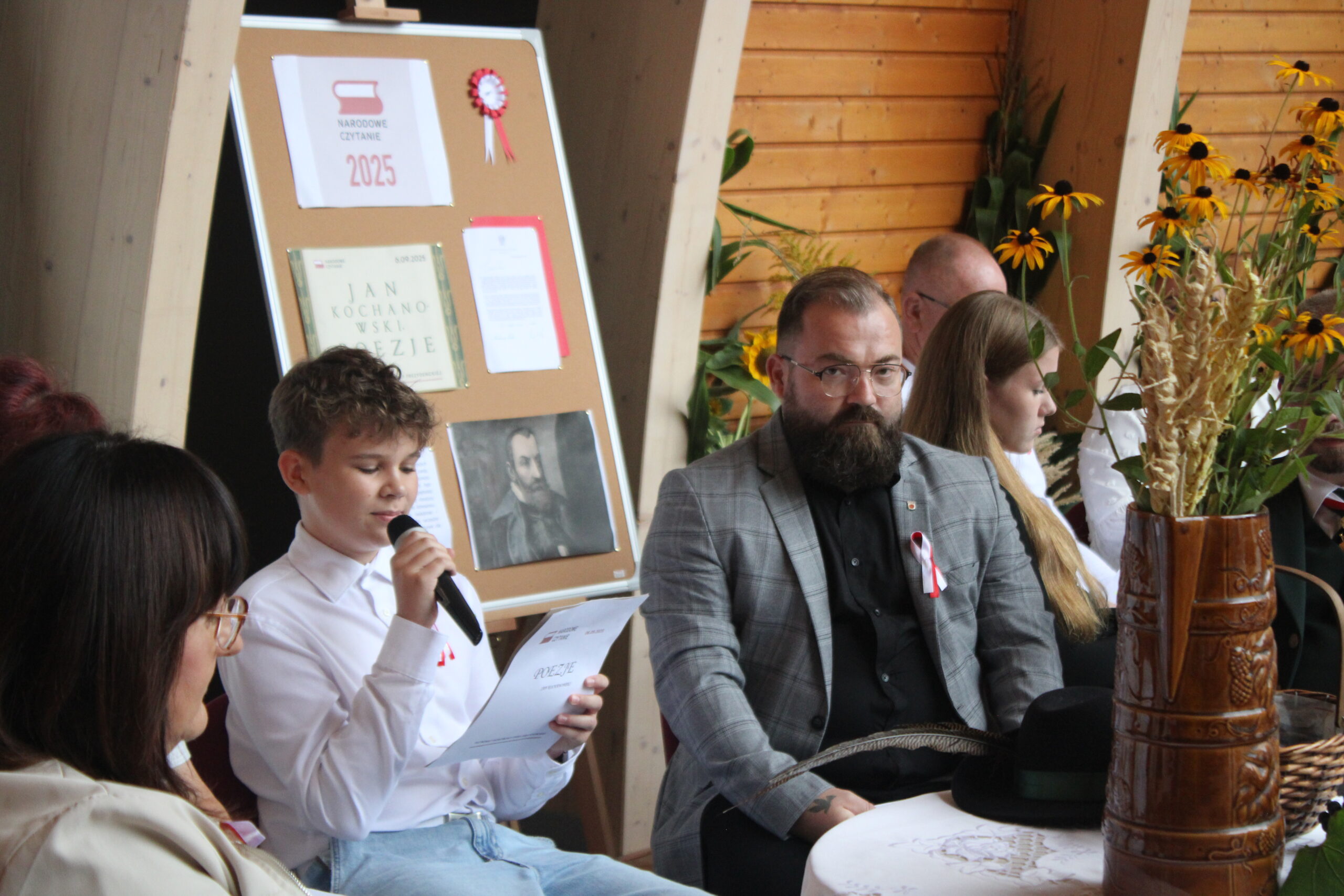 chłopiec występujący w wydarzeniu czyta swoją kwestię