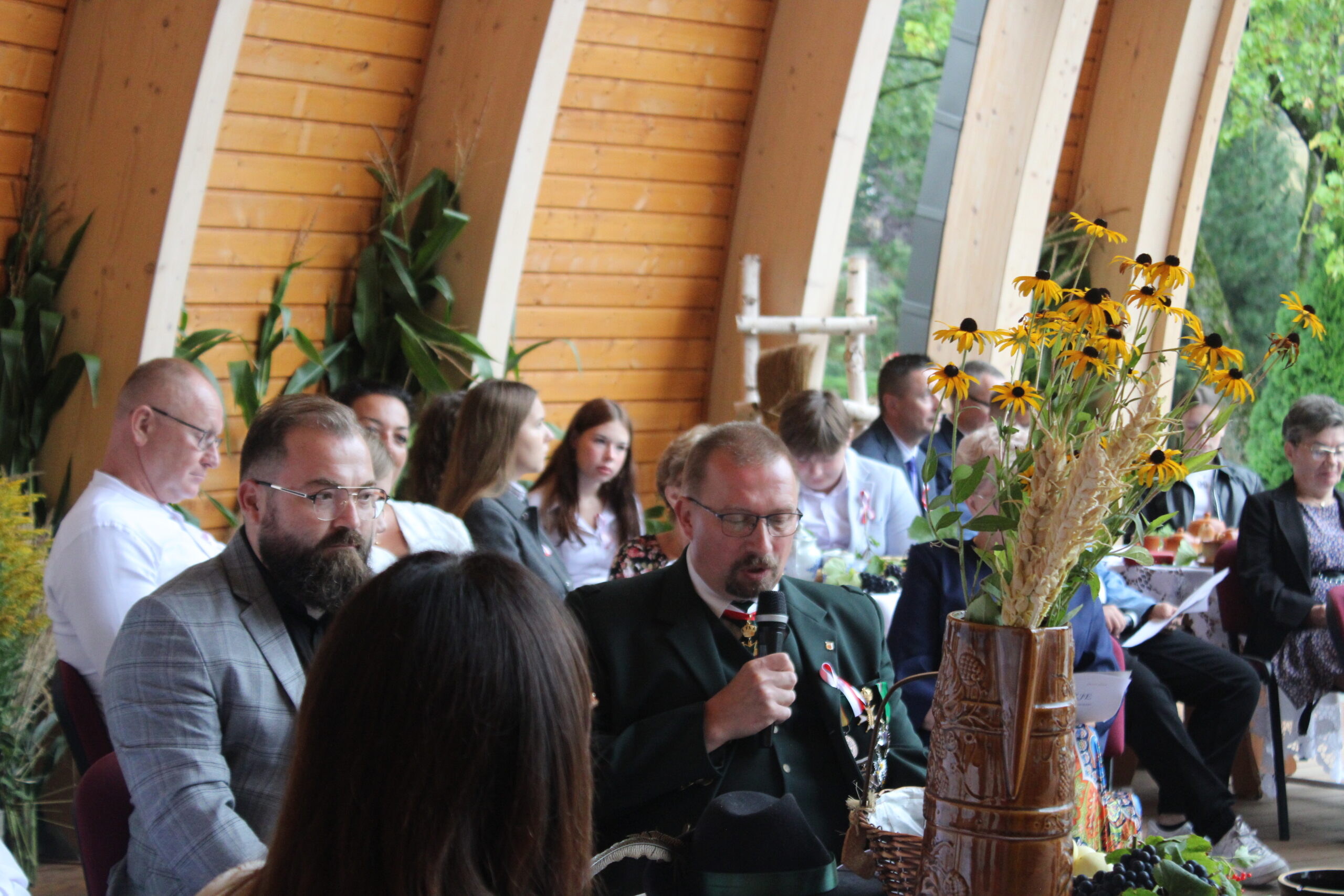 jeden z występujących mężczyzn czyta swoją kwestię