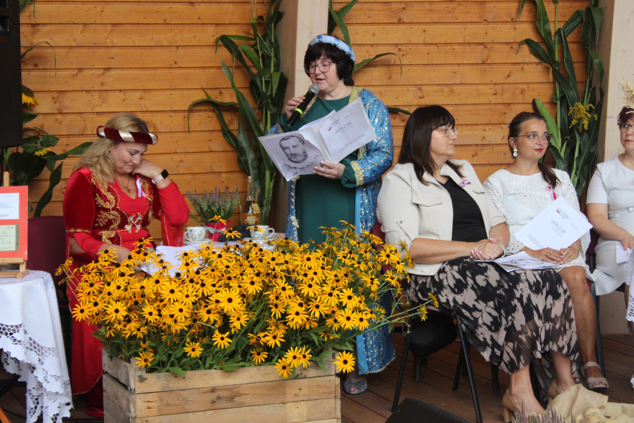 dyrektor biblioteki stoi i czyta tekst