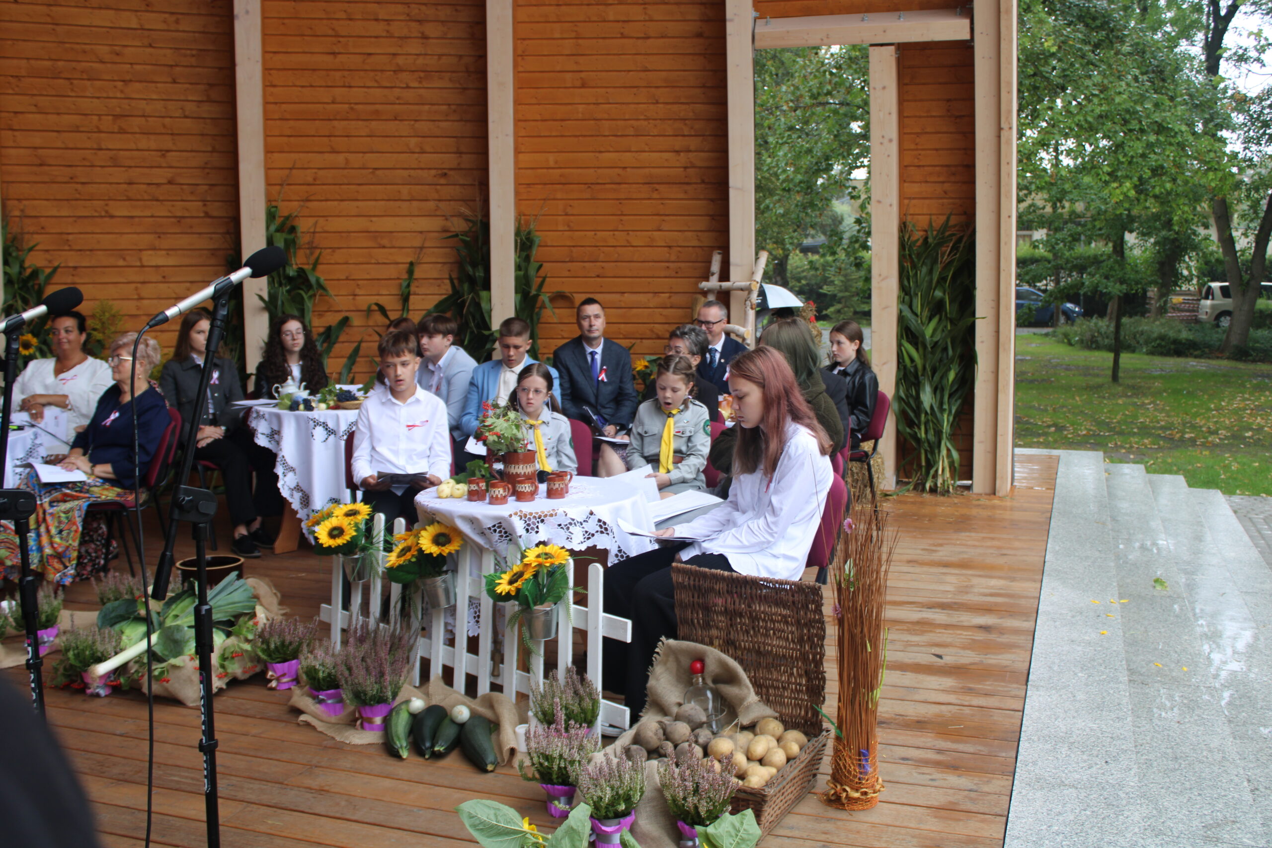 Część osób biorących udział w wydarzeniu siedzi na krzesłach i czeka na swoją kolej czytania