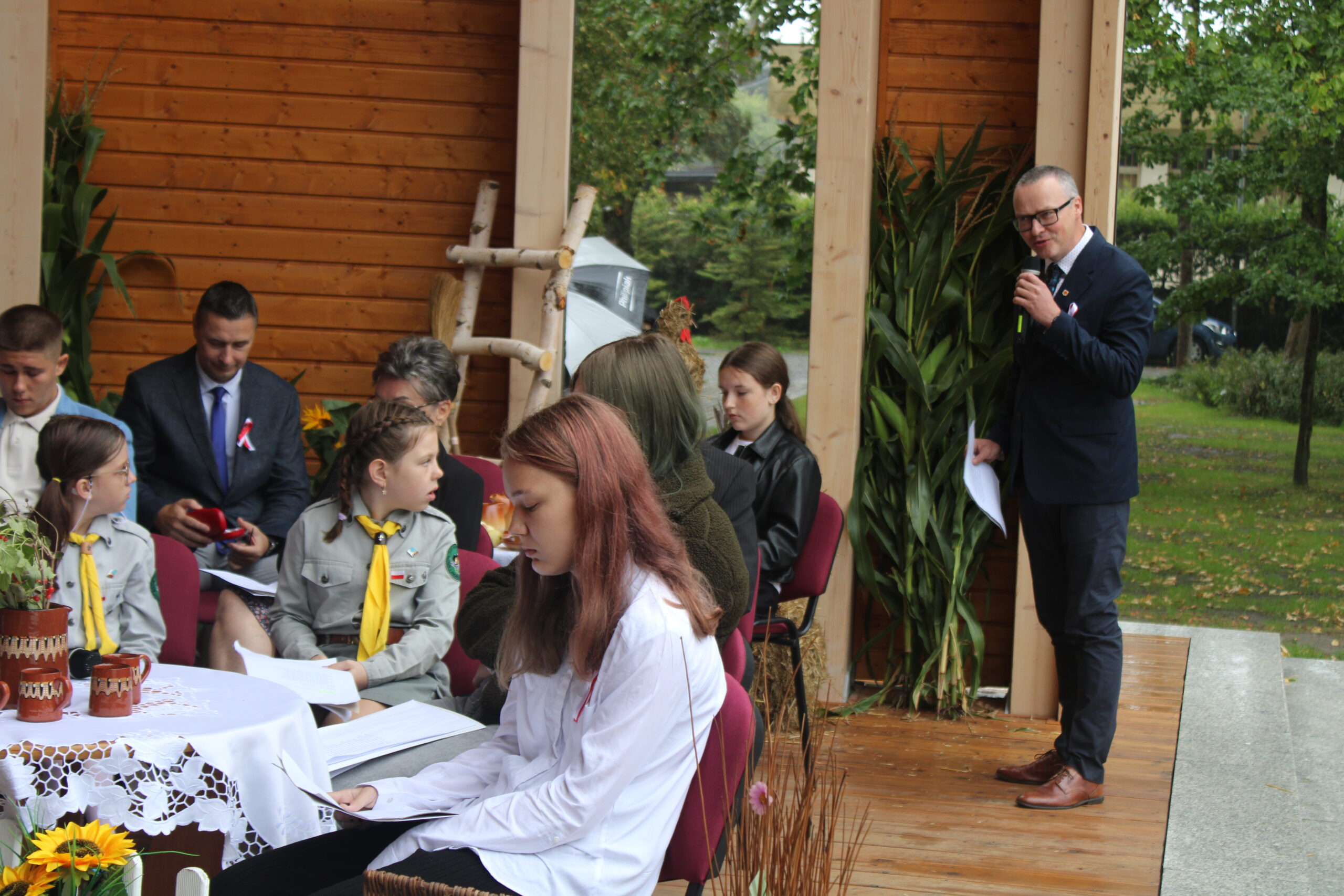 Część osób biorących udział w wydarzeniu siedzi na krzesłach i czeka na swoją kolej czytania
