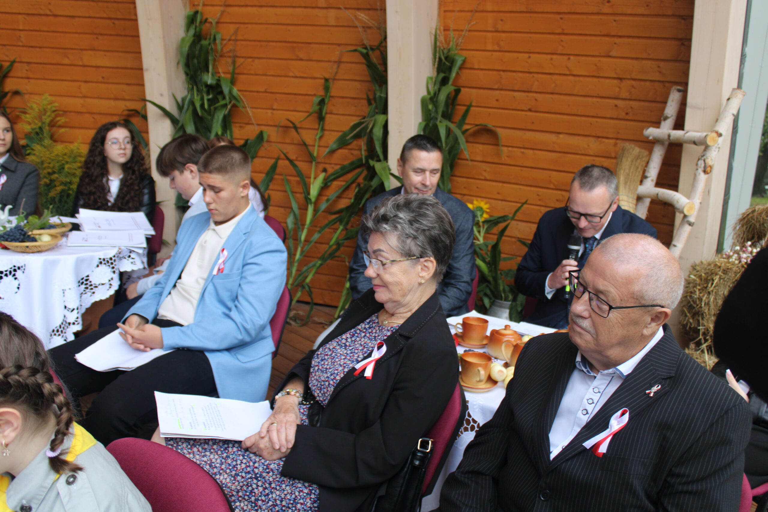 Część osób biorących udział w wydarzeniu siedzi na krzesłach i czeka na swoją kolej czytania