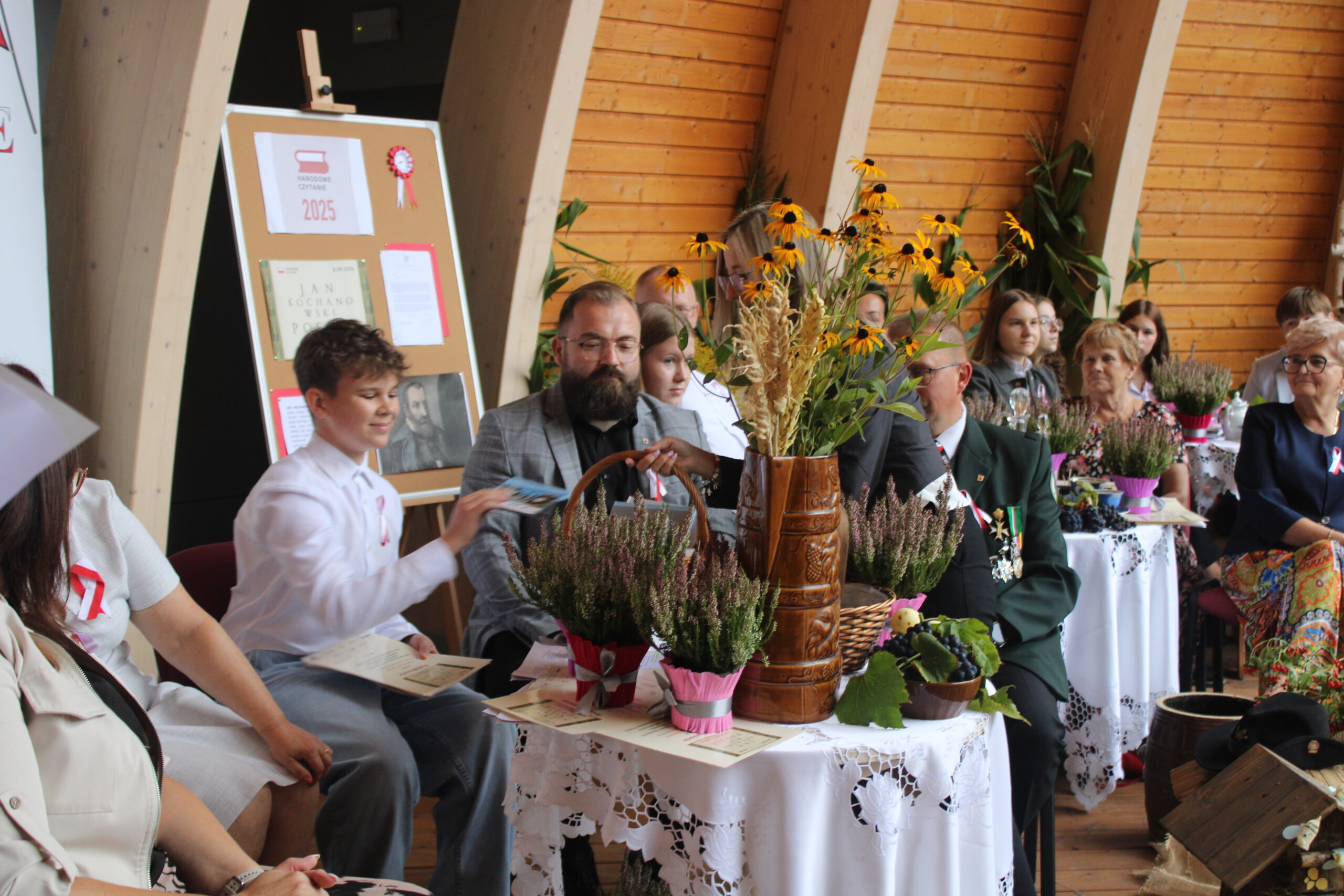 Część osób biorących udział w wydarzeniu siedzi na krzesłach i czeka na swoją kolej czytania