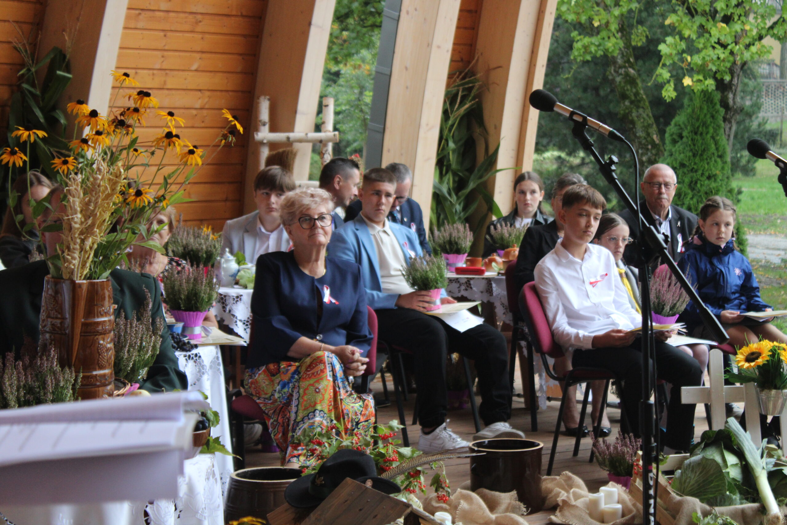 Część osób biorących udział w wydarzeniu siedzi na krzesłach i czeka na swoją kolej czytania