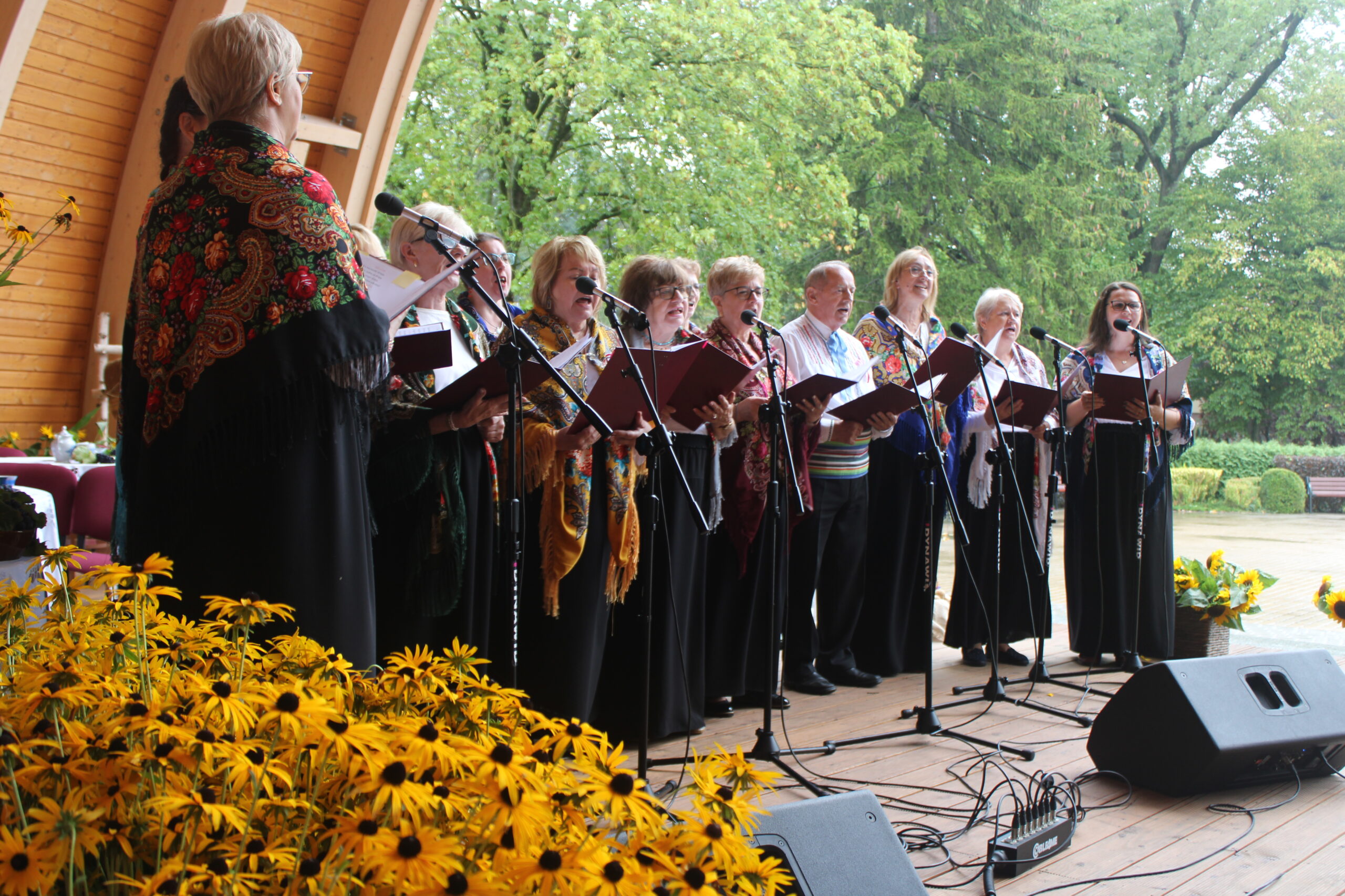 Śpiewający podczas wydarzenia chór