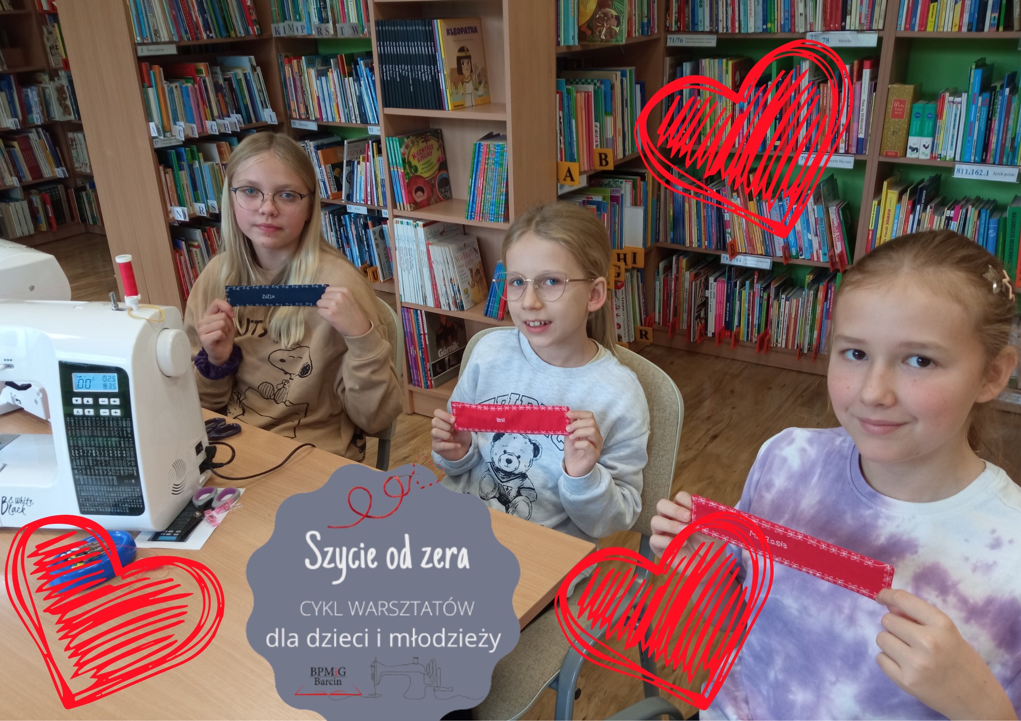 Uczestniczki warsztatów trzymają uszyte zakładki, zdjęcie ozdobione serduszkami i napisami