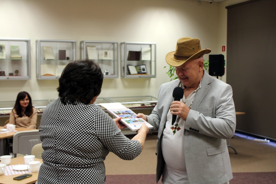 Dyrektorka biblioteki wręcza zaproszonemu gościowi pamiątkę i podziękowania za spotkanie