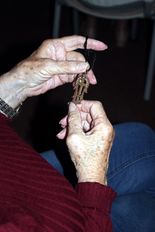 Osoba na widowni ogląda przywiezioną z Etiopii pamiątk