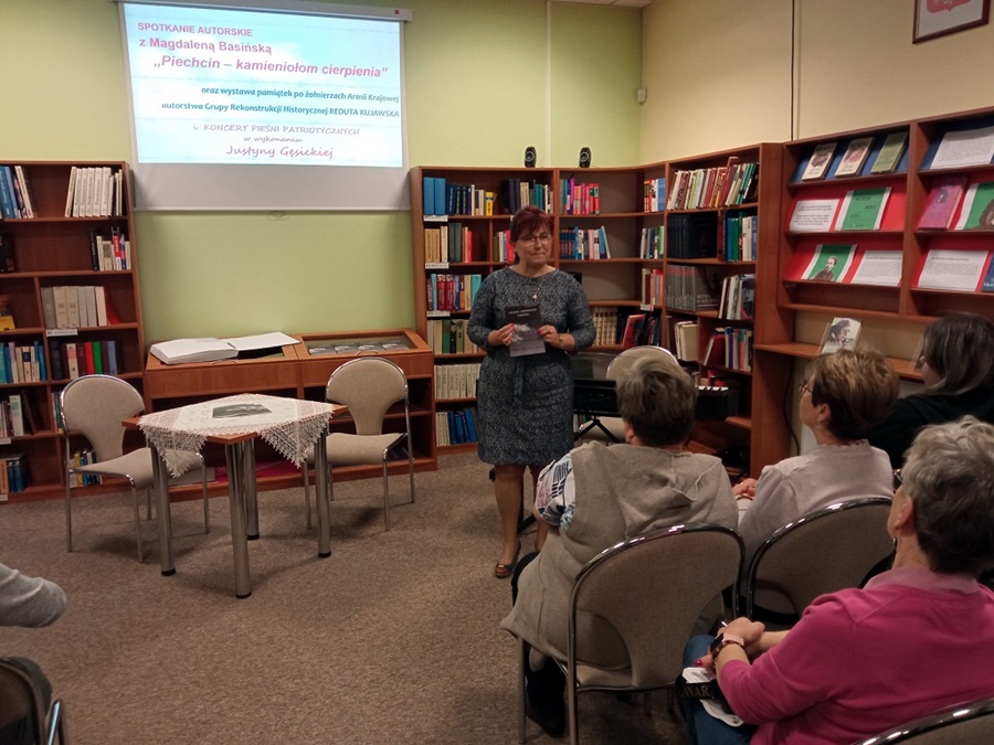 Kierowniczka biblioteki wita zebraną publiczność i rozpoczyna spotkanie