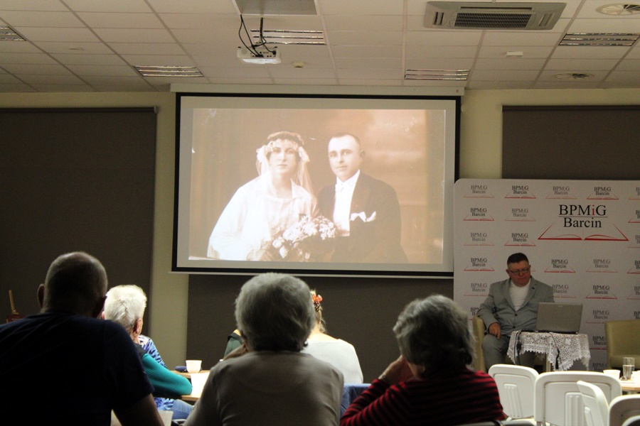 widownia ogląda pokazywane na ekranie projektora zdjęcia przygotowane przez zaproszonego gościa