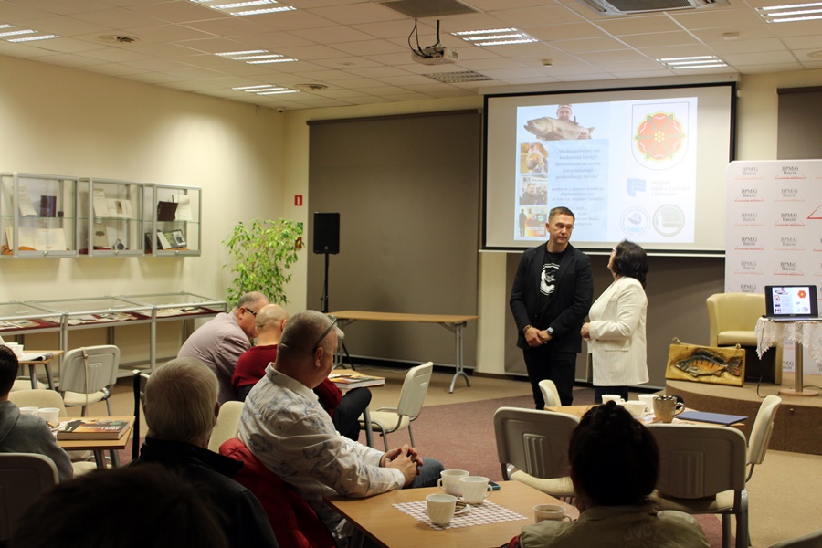 Dyrektorka biblioteki wita zaproszonego gościa i licznie zebraną publiczność.
