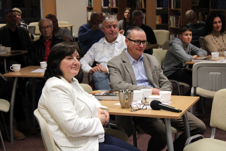 Publiczność z uwagą słuchają zaproszonego autora