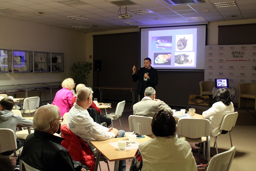 Publiczność z uwagą słuchają zaproszonego autora