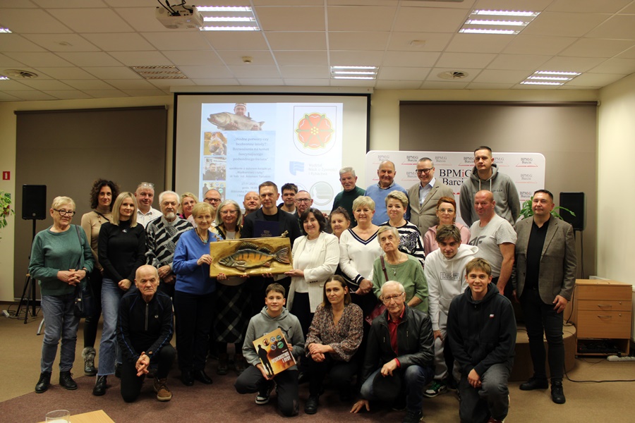 Grupowe zdjęcie publiczności i zaproszonego gościa wraz z dyrekcją biblioteki