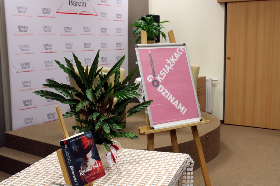 po lewej egzemplarz omawianej książki po prawej plakat z logo DKK