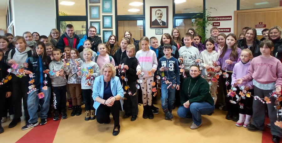 Grupowe zdjęcie uczestników wycieczki z bibliotekarkami z barcina