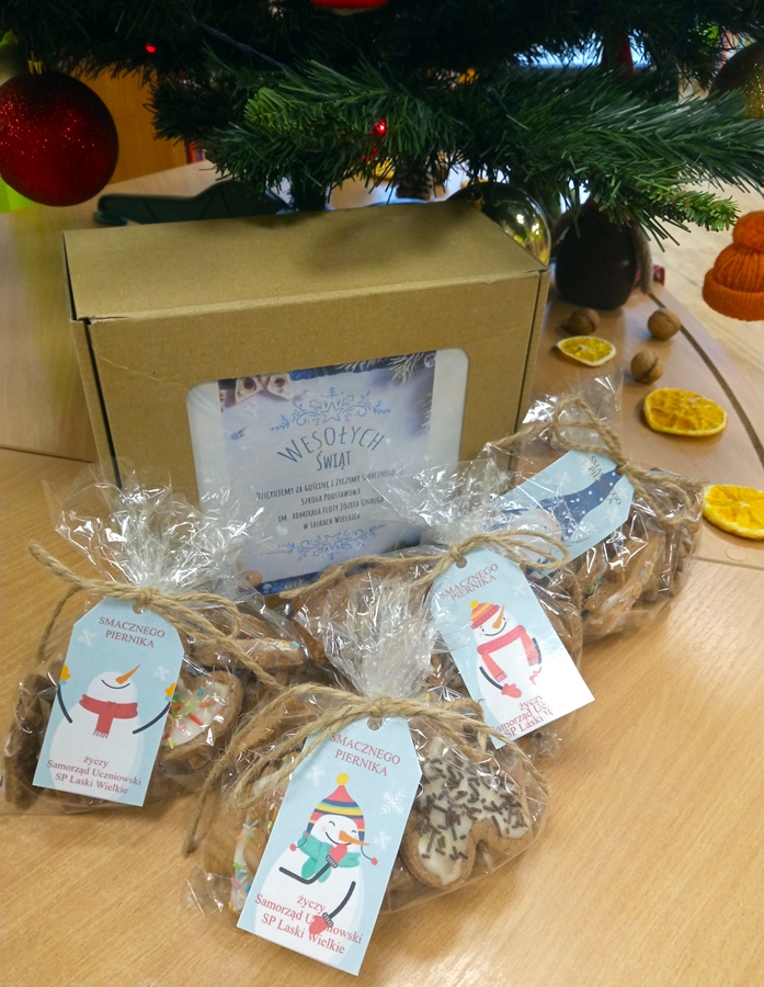 Paczuszki z piernikami leżące pod udekorowaną choinką