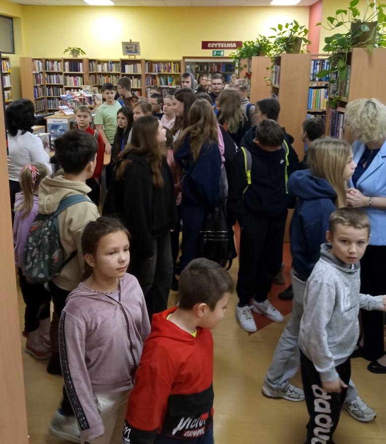 Goście odwiedzający bibliotekę w trakcie zwiedzania budynku