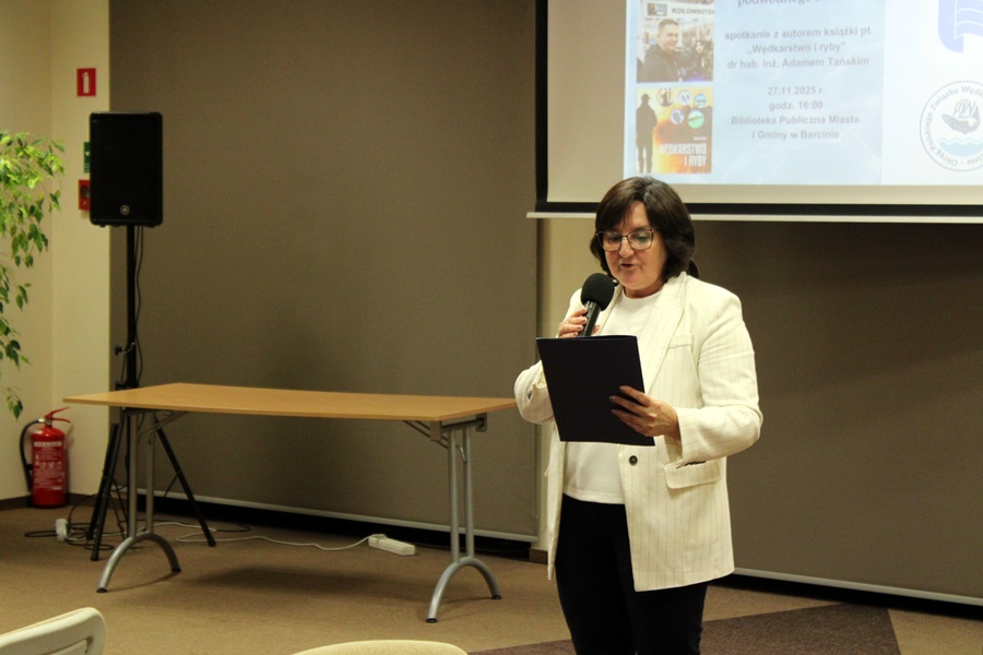 Dyrektorka biblioteki przedstawia publiczności zaproszonego gościa