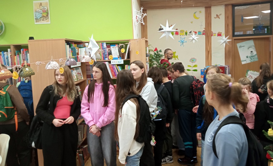 Grupa dzieci w oddziale biblioteki głównej