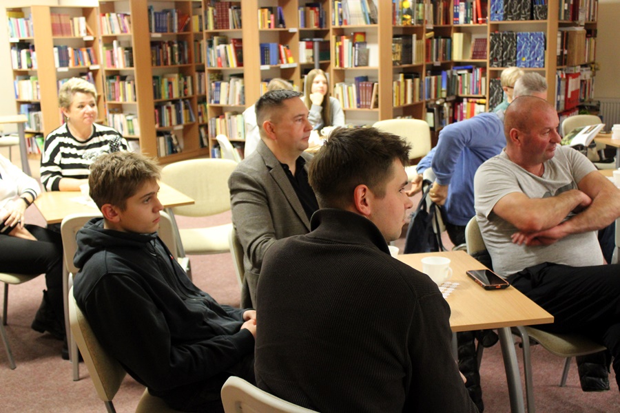 osoby obecne wśród publiczności słuchają z uwagą opowieści zaproszonego gościa