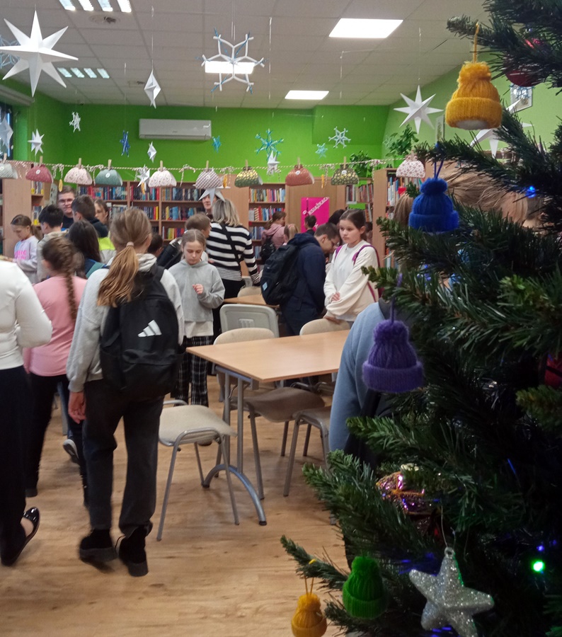 Dzieci zwiedzają oddział biblioteki w barcinie