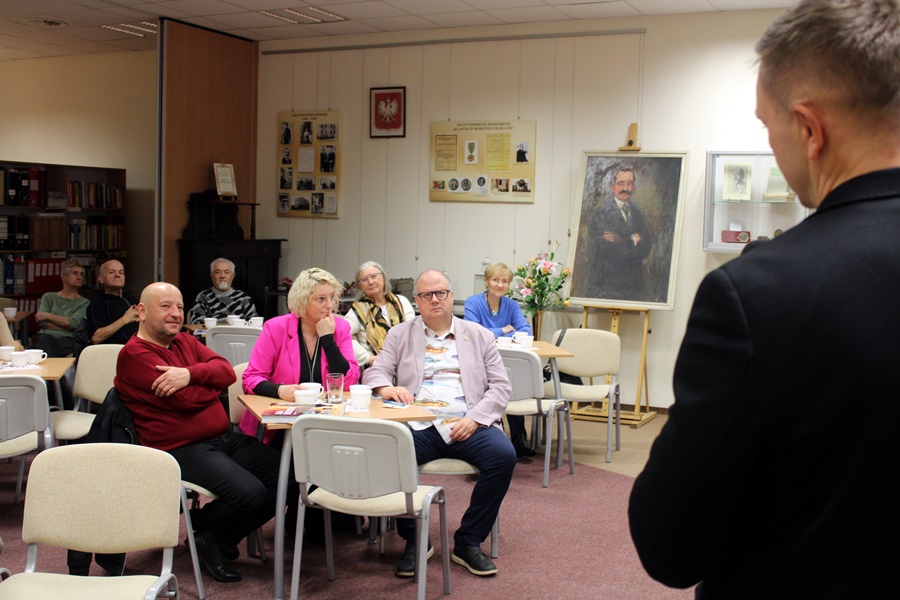 Publiczność z uwagą słuchają zaproszonego autora