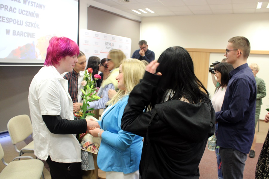 Osoby obecne na spotkaniu gratulują artystom i artystkom ich twórczości