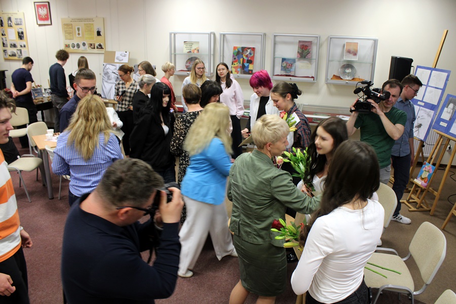 Częś osób rozmawia z zaproszonymi gośćmi inni oglądają wystawę
