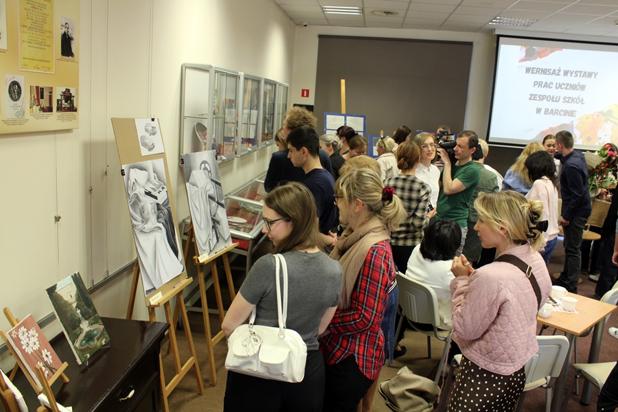 Uczestnicy spotkani oglądają prace wystawione na wernisażu