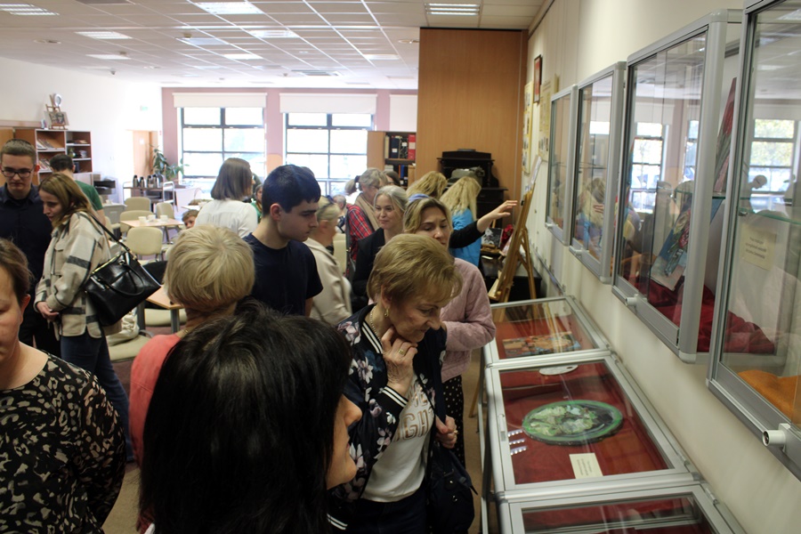 Uczestnicy spotkani oglądają prace wystawione na wernisażu