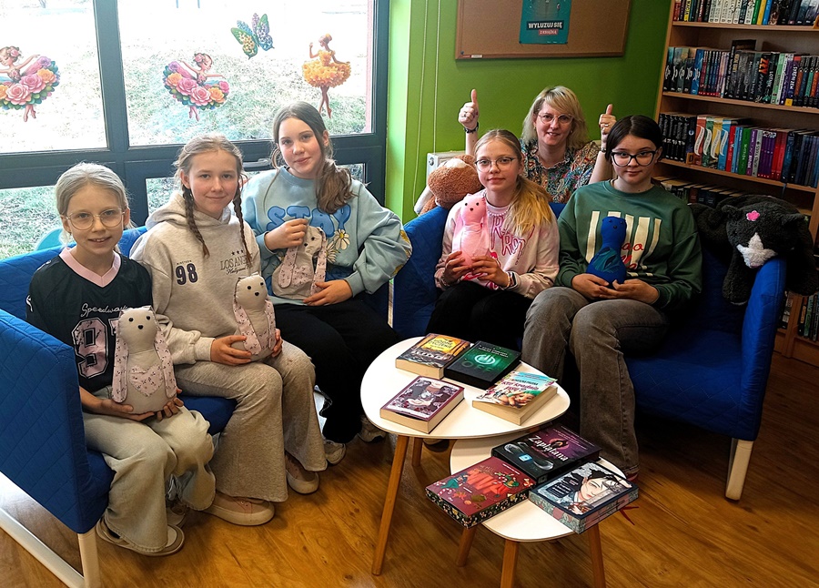 Uczestniczki zajęc trzymają wykonane własnoręcznie króliki z materiału.