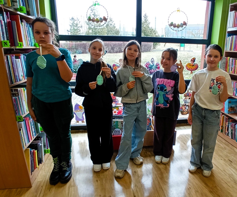 Uczestniczki prezentują wykonane na zajęciach pisanki.